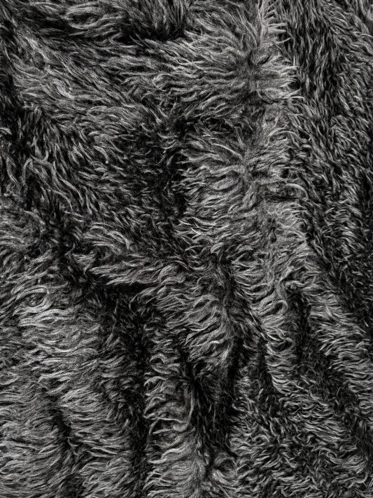 Detalle del pelo largo negro - Arte con Telas