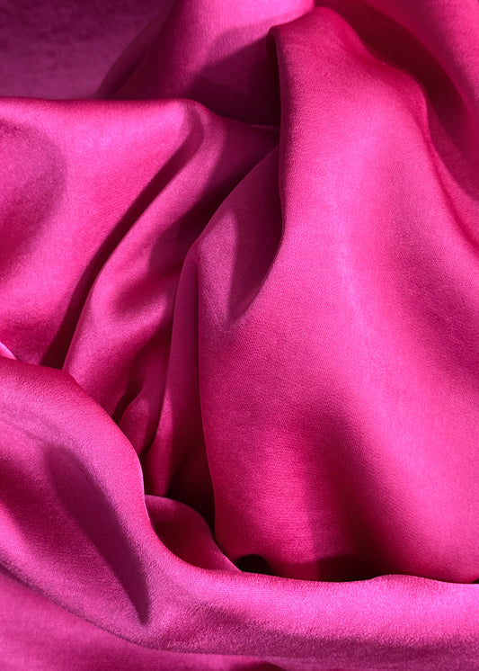 Imagen en detalle de crepe saten reciclado color fucsia