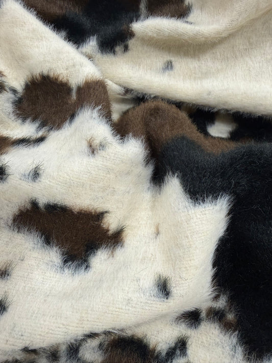 Tela pelito estampado vaca blanco y negro, detalle de la caída del tejido - Arte con Telas