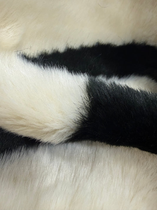 Tela pelo estampado cebra blanco y negro, detalle de la caída del tejido - Arte con Telas