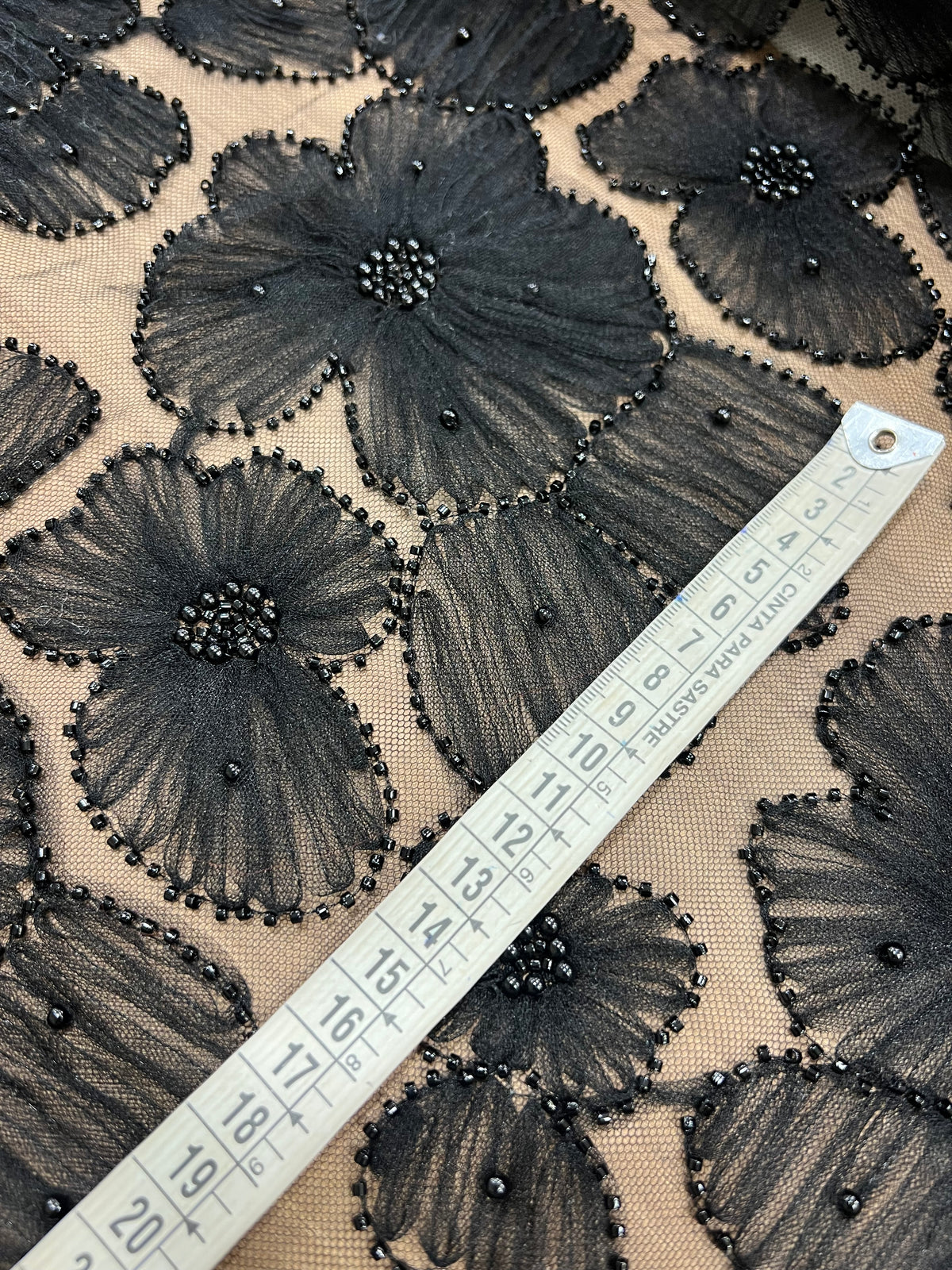 Primer plano del estampado de amapolas en la tela negra