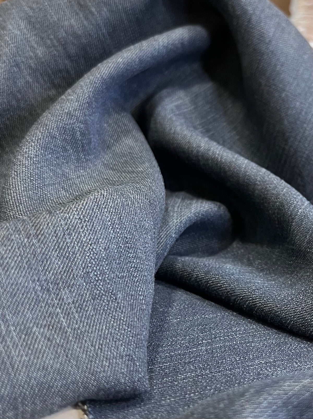Primer plano del estampado de hojas sobre denim