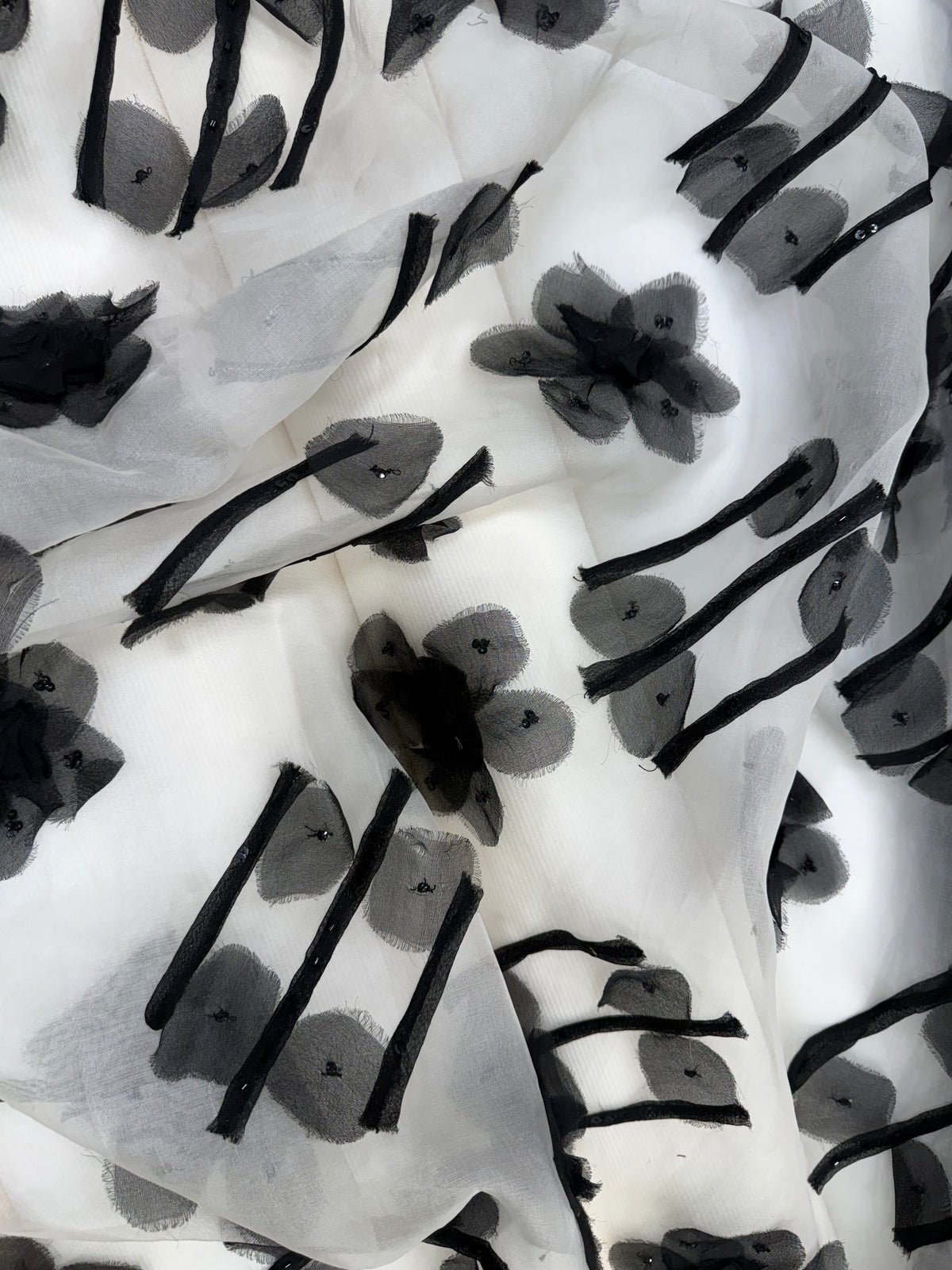 ORGANZA SEDA BORDADA FLORES NEGRAS