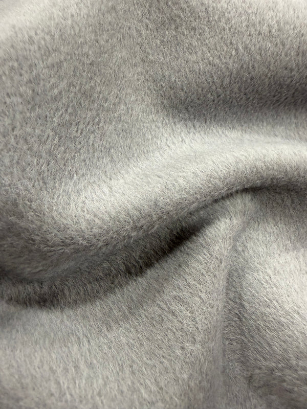 GRIS CENIZA PELO