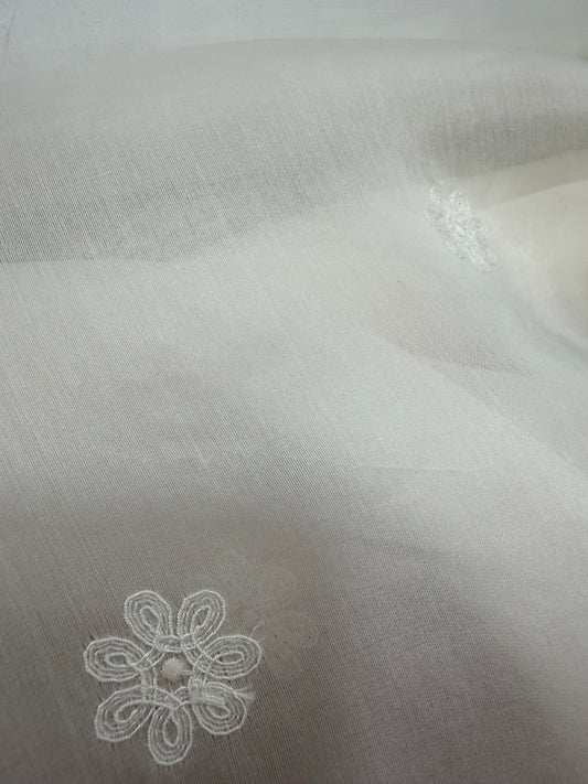 Detalle de las florecitas bordadas sobre organza de seda blanco roto
