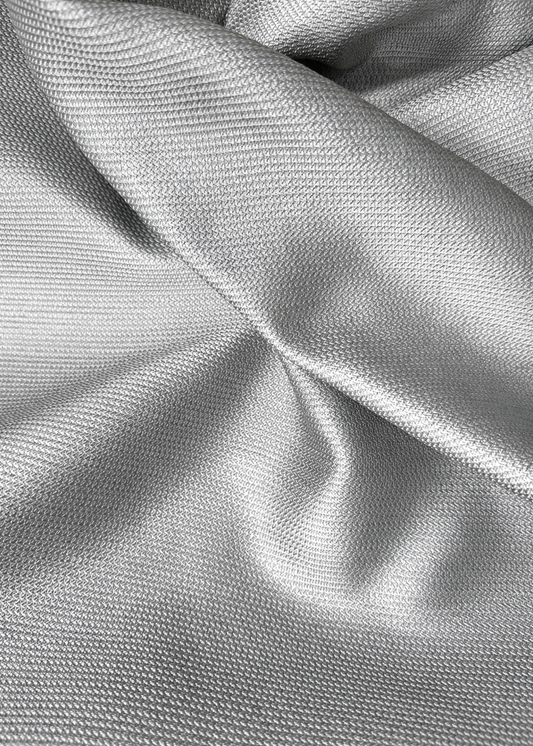 Textura volumen y color de la tela plata mikado con textura