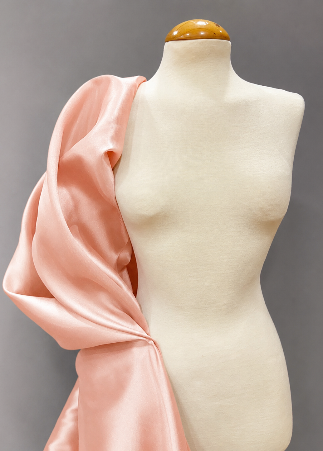 Rosa salmon mikado liso imagen detallada maniquí volumen
