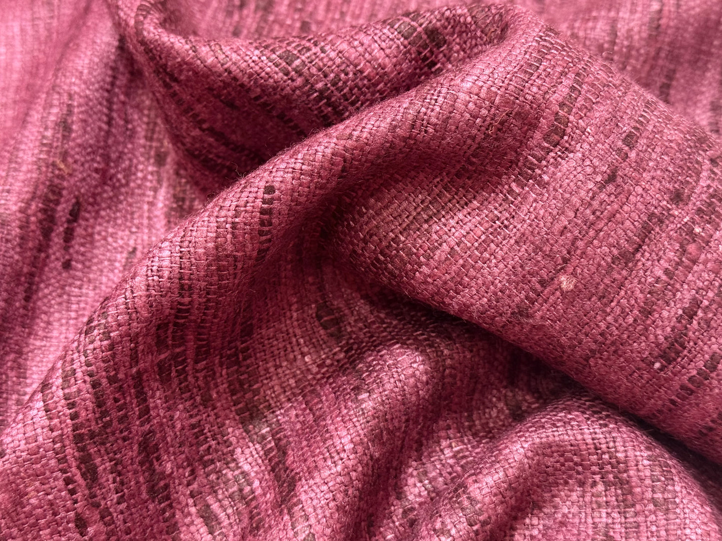 Volumen caida y textura de seda rustica color marsala