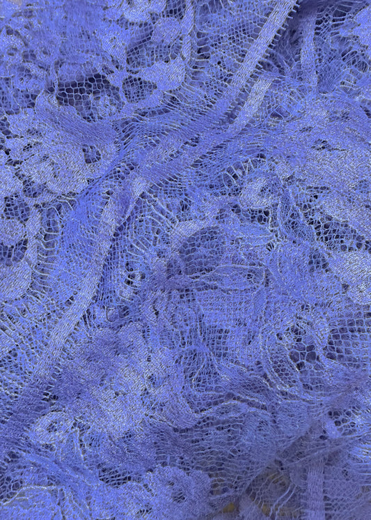 Tela de encaje morado colocada sobre maniquí