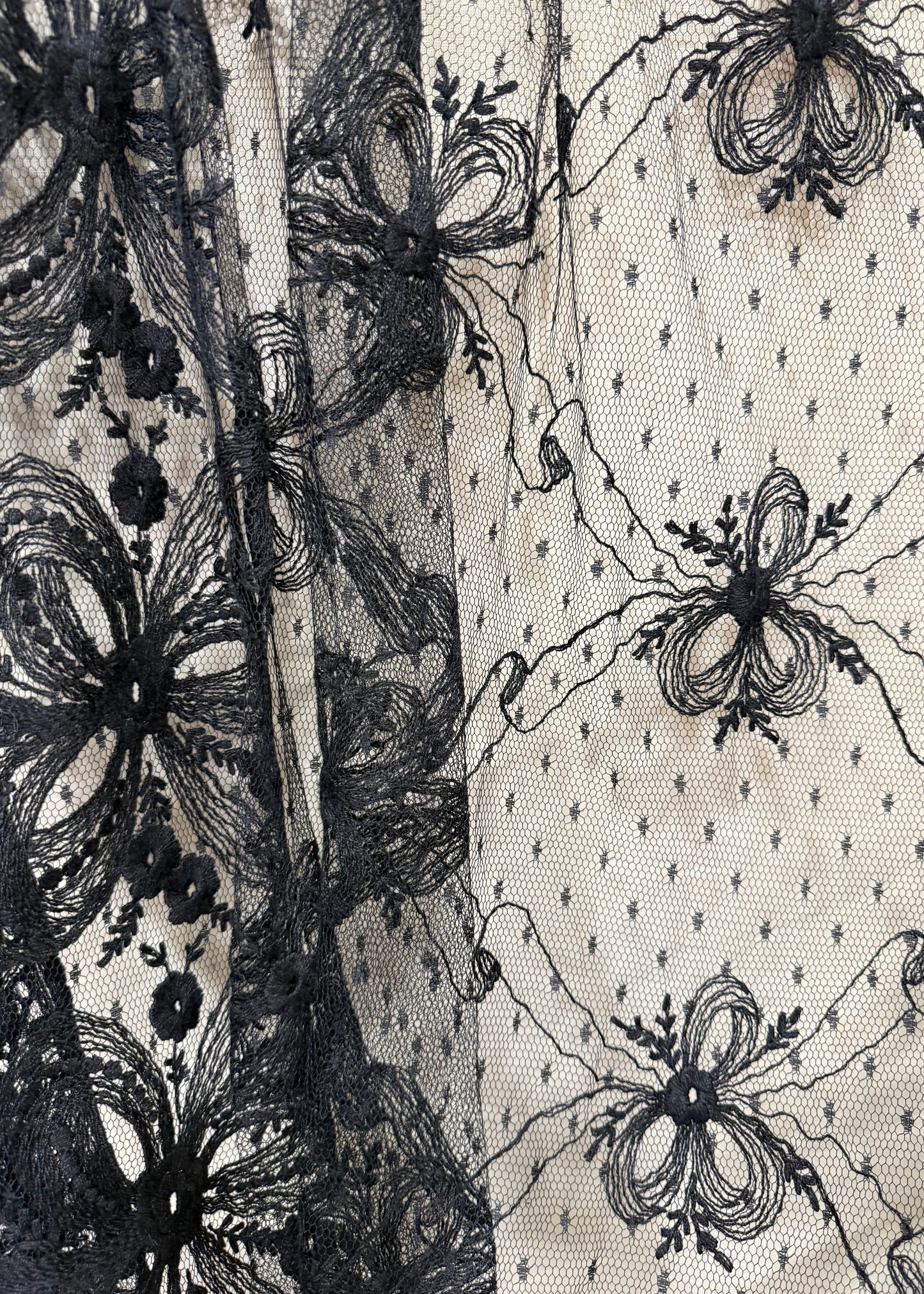 Caída de encaje negro plumeti con bordado floral