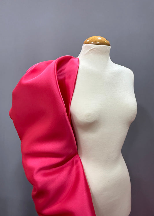 color fucsia mikado liso volumen manga vestido invitada elegante