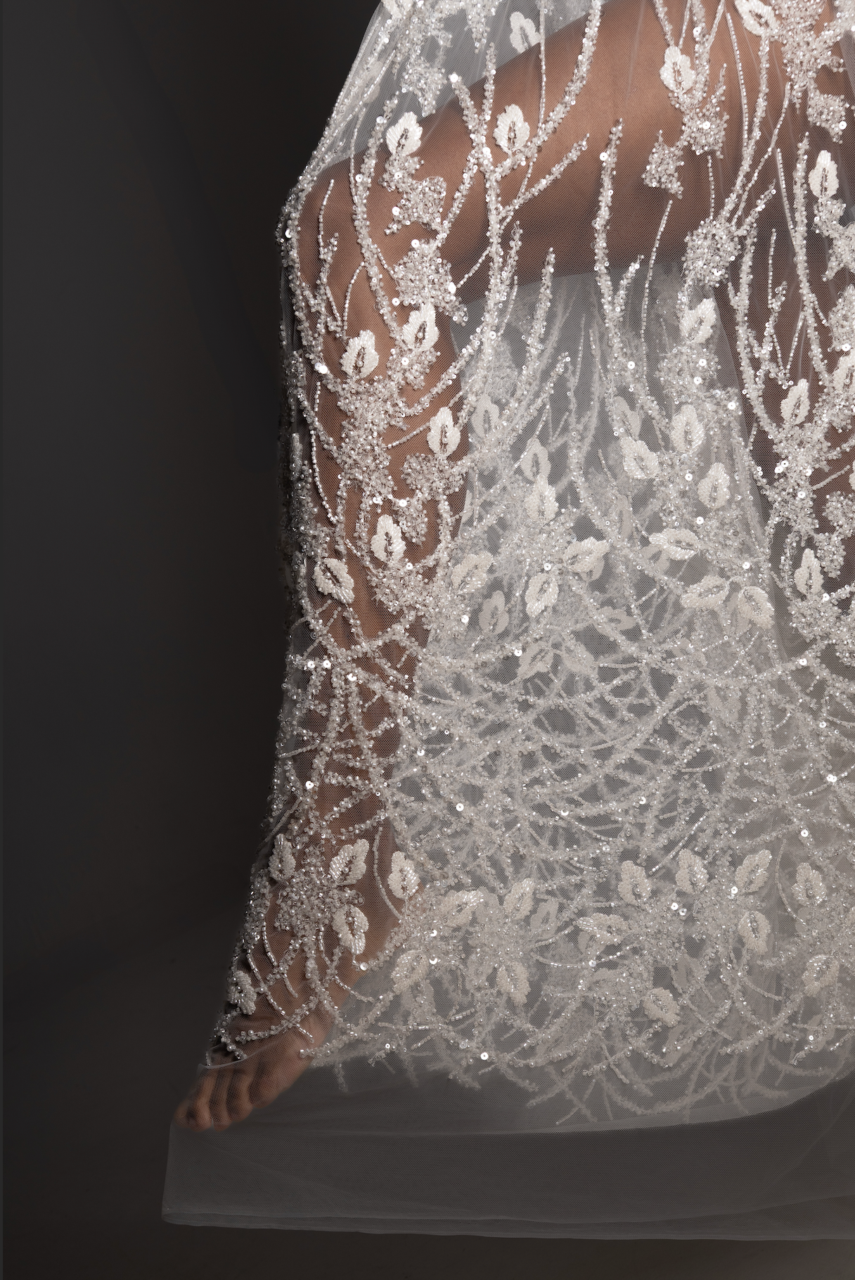 Tela tul bordado con pedrería mostrando transparencia elegante