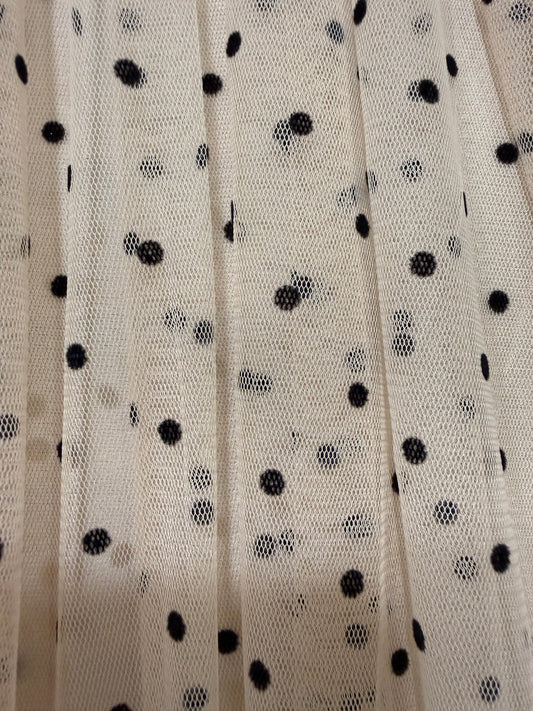 Detalle de tul flocado con puntos negros sobre tul transparente