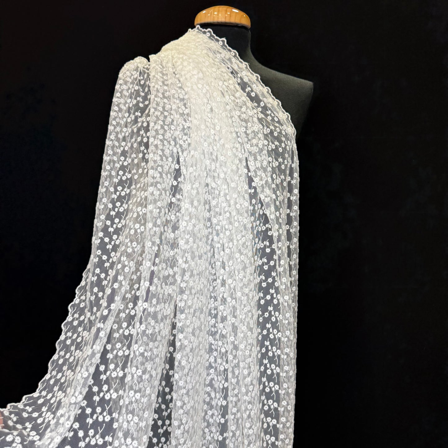 maniquí con tul bordado flores enlazadas