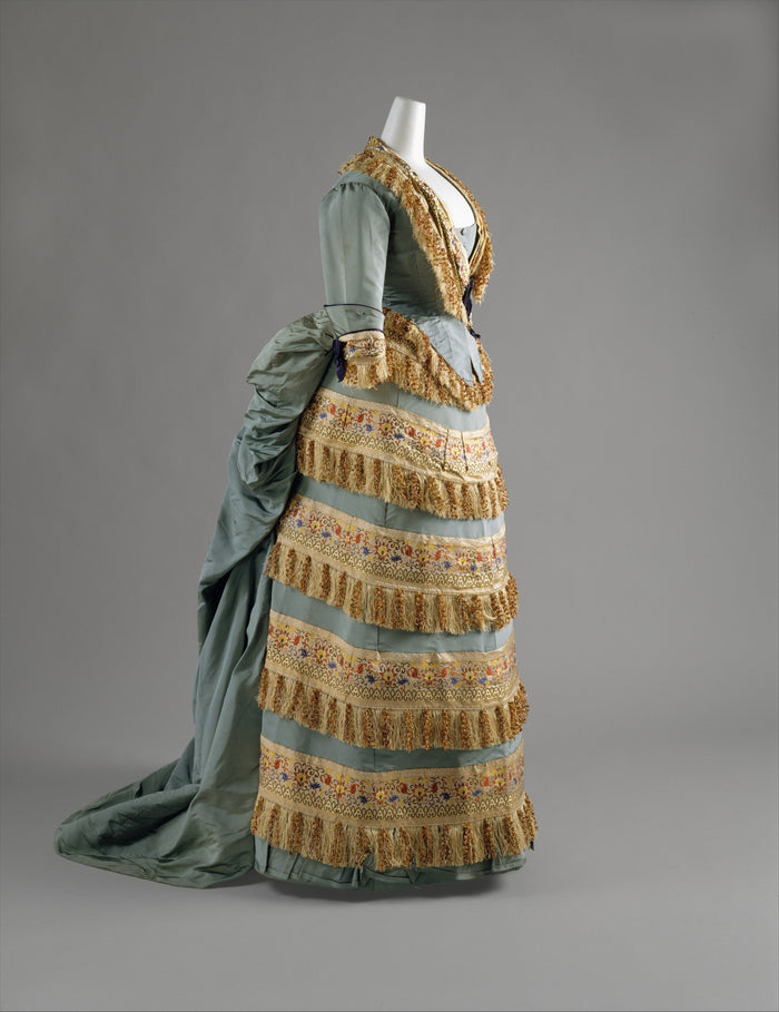 Cinco vestidos de museo y la tela con la que se harían hoy