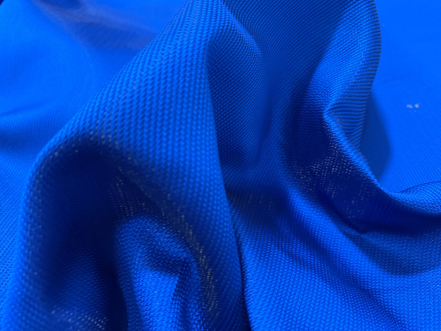 Imagen donde se aprecia el volumen y textura del mikado azul klein con mikado