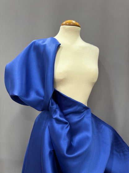 tejido con volumen elegante y con cuerpo tejido mikado liso color azul klein
