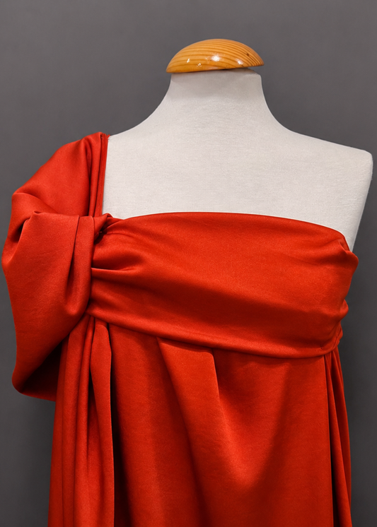 Tela sobre maniquí crepe saten reciclado color rojo rubi