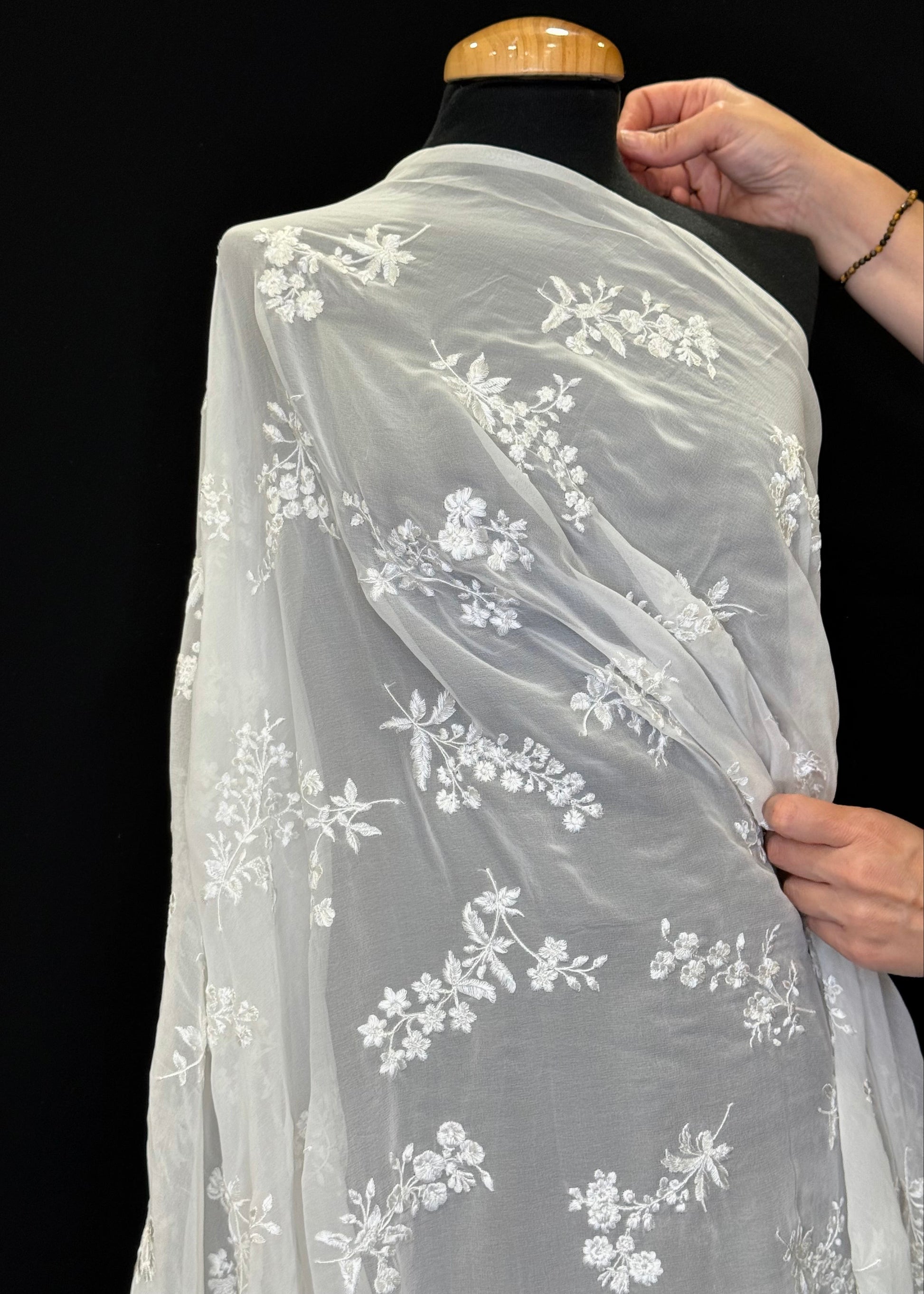 VESTIDO DE NOVIA CON TELA DE GASA ESTAMPADO RAMILLETES