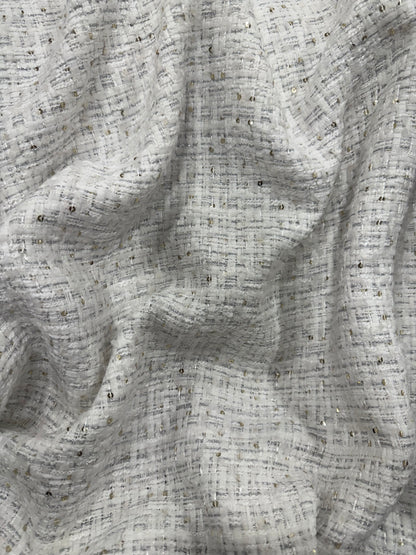 Detalle de la caída del tweed blanco con lurex plata y lentejuela