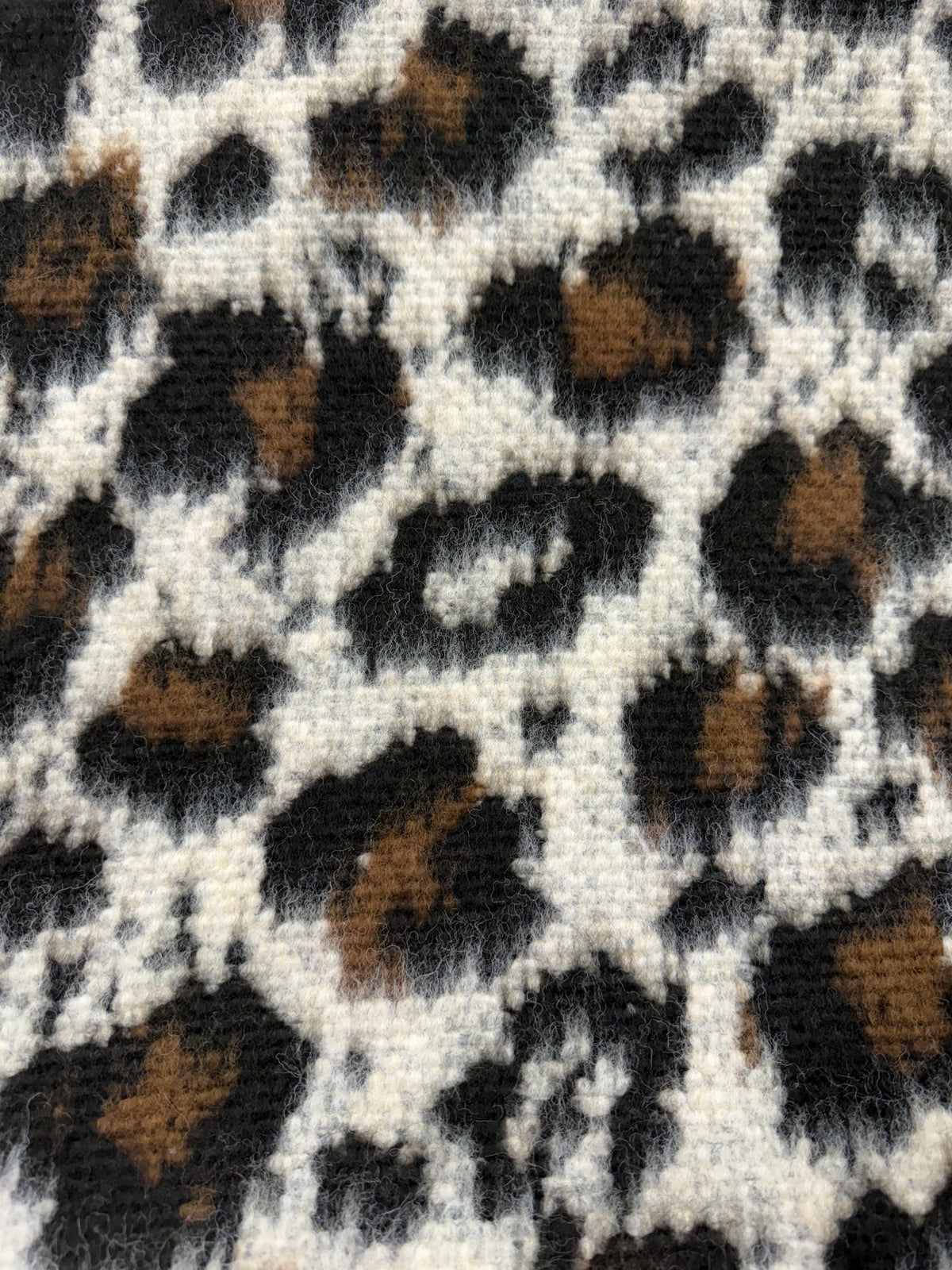 Tela granulado estampado leopardo, detalle de la caída del tejido - Arte con Telas