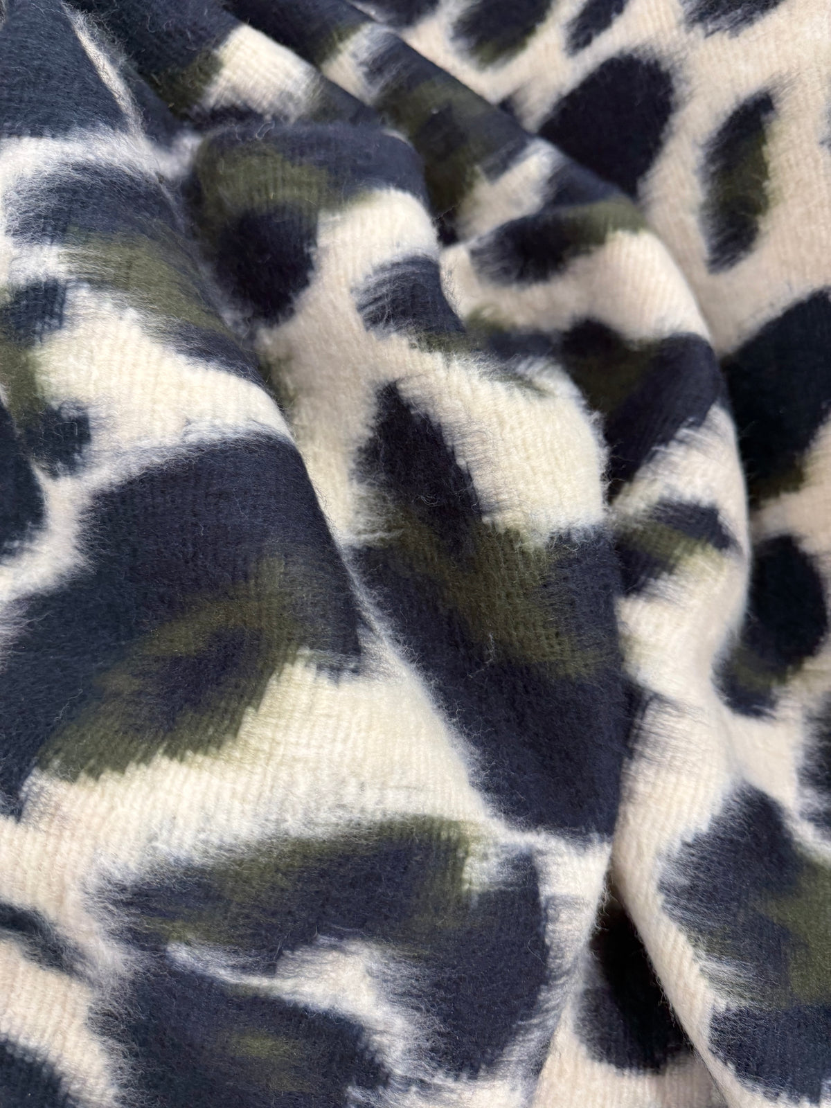 Tela pelito leopardo verde, detalle de la caída del tejido - Arte con Telas
