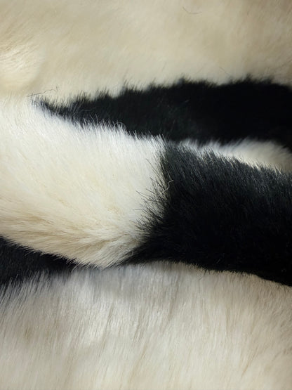 Tela pelo estampado cebra blanco y negro, detalle de la caída del tejido - Arte con Telas