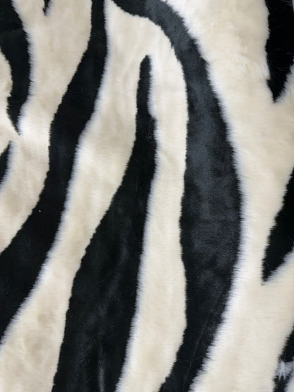 Tela pelo estampado cebra blanco y negro, primer plano de la textura - Arte con Telas