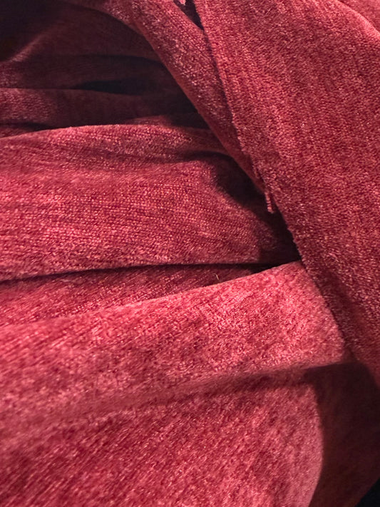 Detalle de las rayas del terciopelo burdeos