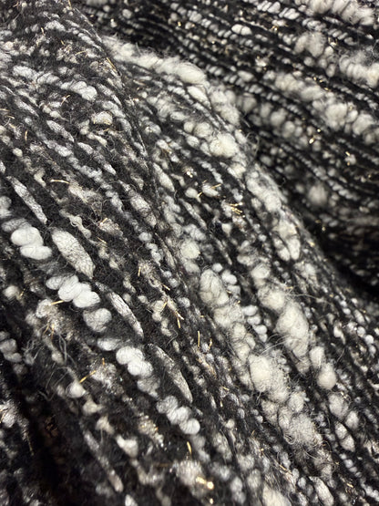 Detalle del brillo del tweed blanco y negro