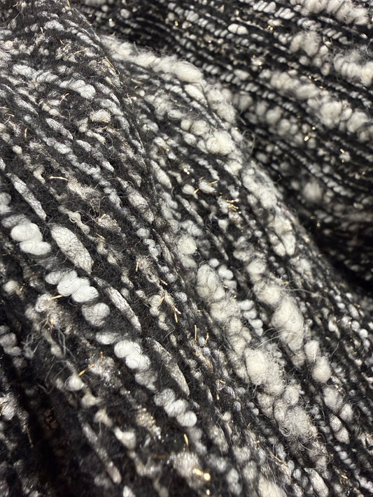 Detalle del brillo del tweed blanco y negro