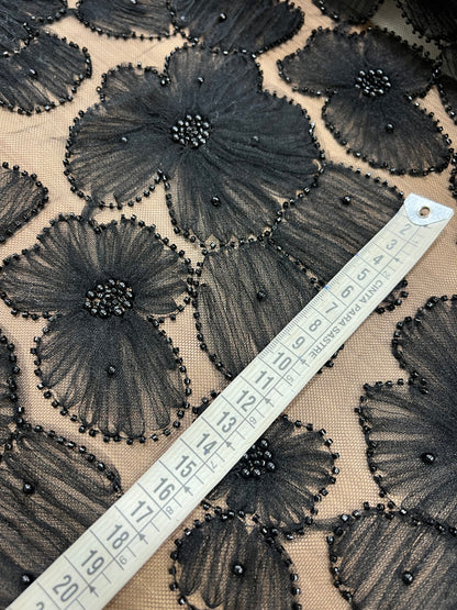 Primer plano del estampado de amapolas en la tela negra