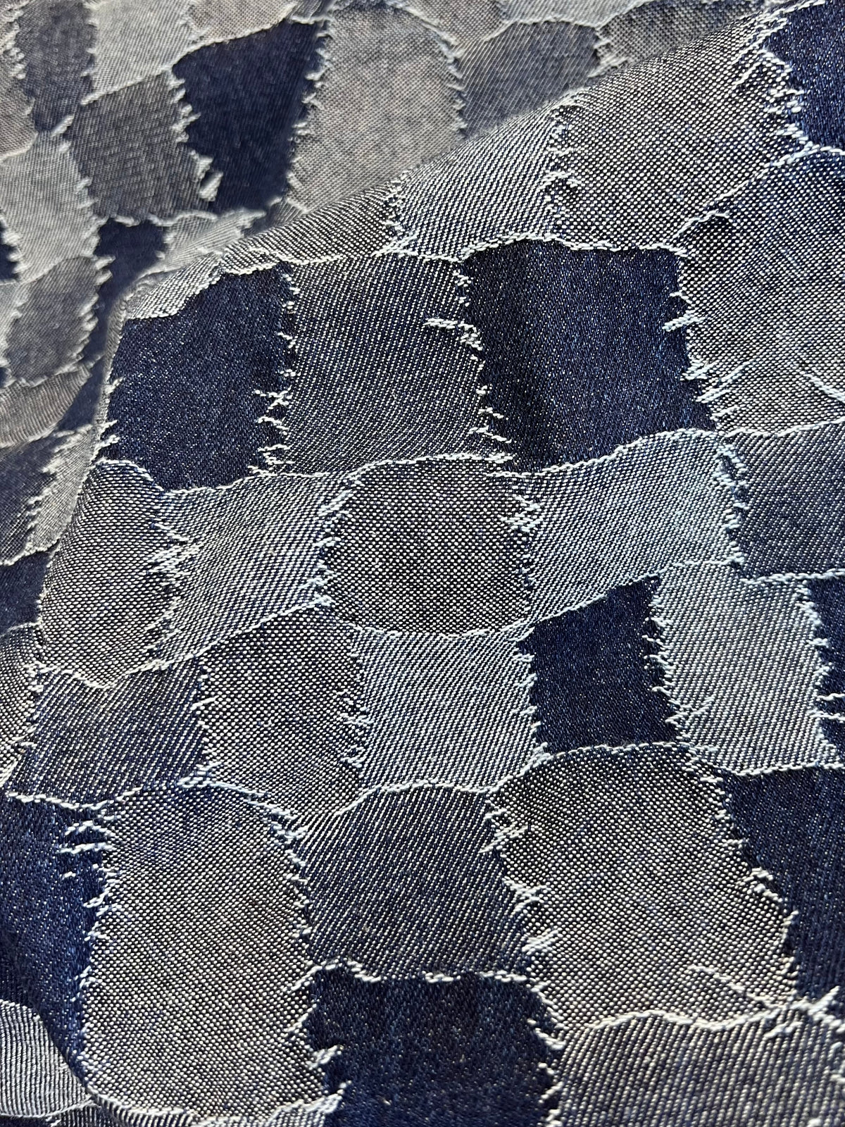 Detalle de los retales de denim patchwork