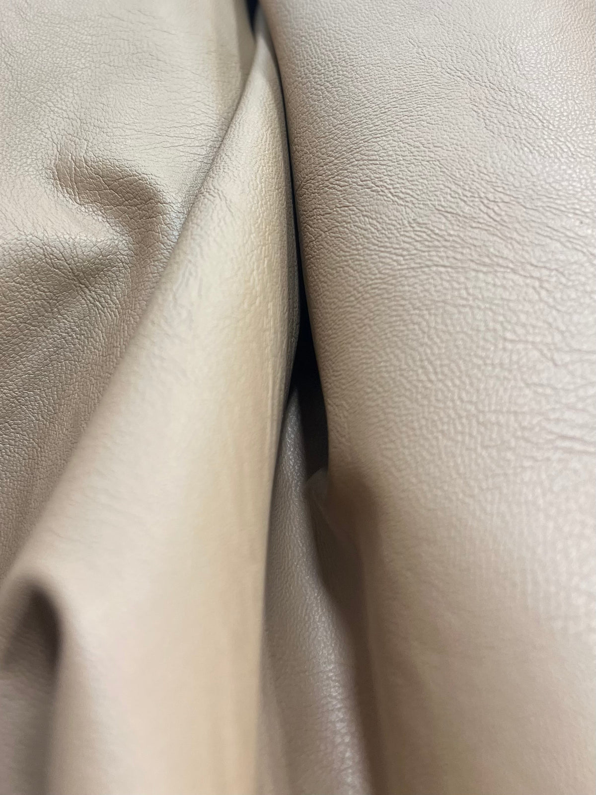 Detalle del acabado de la piel vegana beige
