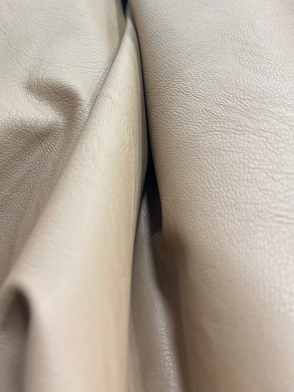 Detalle del acabado de la piel vegana beige