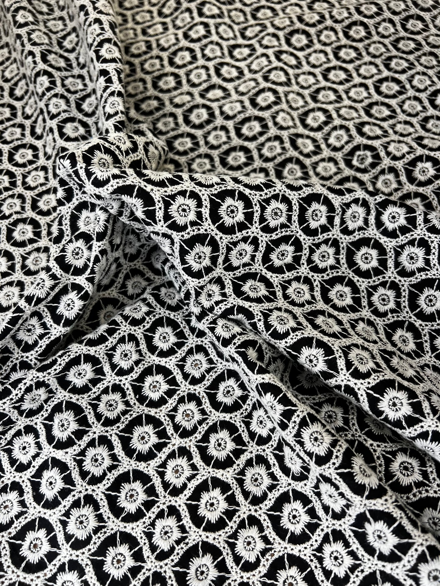 GEOMETRICA BLANCA Y NEGRA