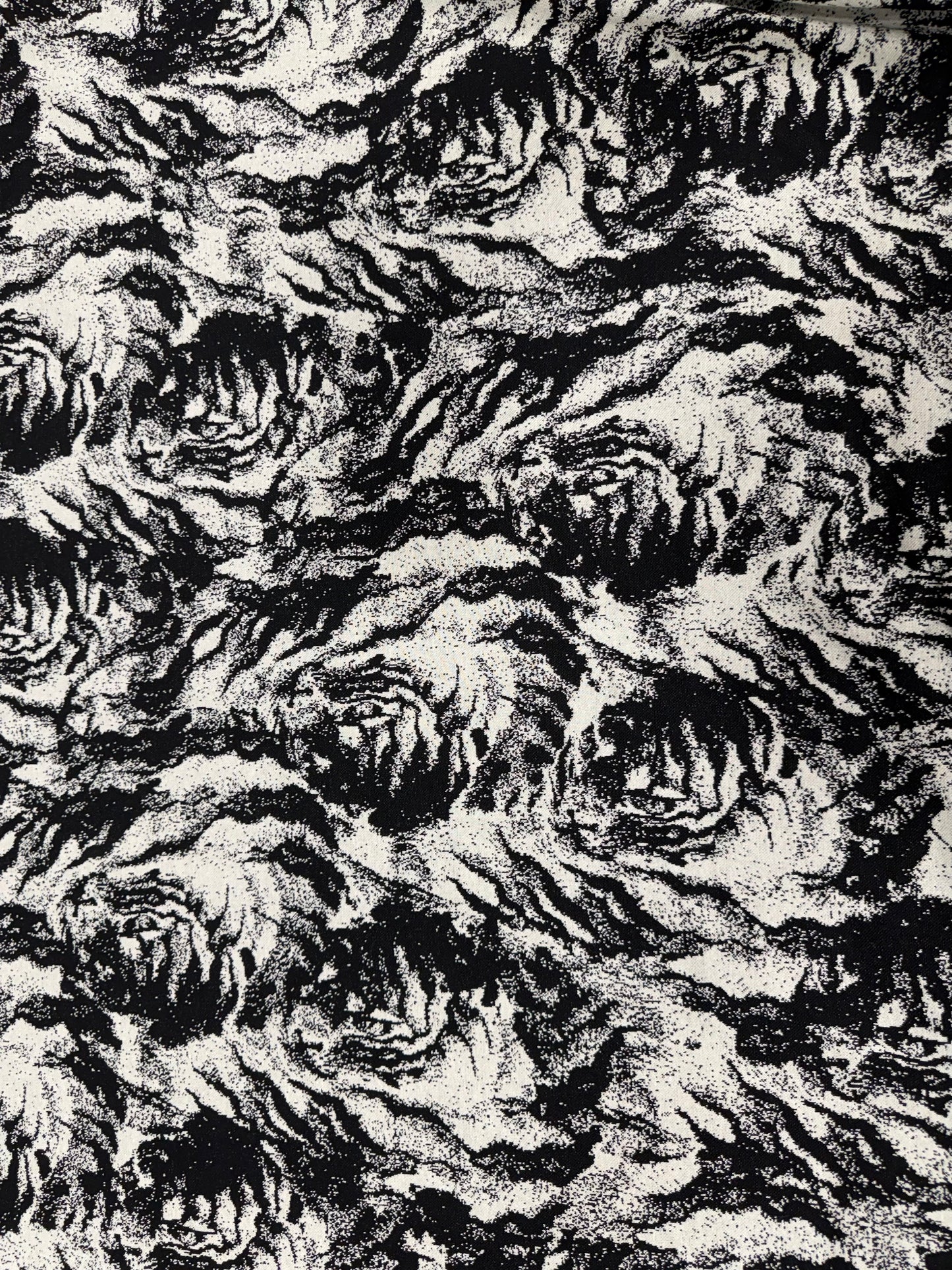 Detalle del tejido de punto blanco y negro - Arte con Telas