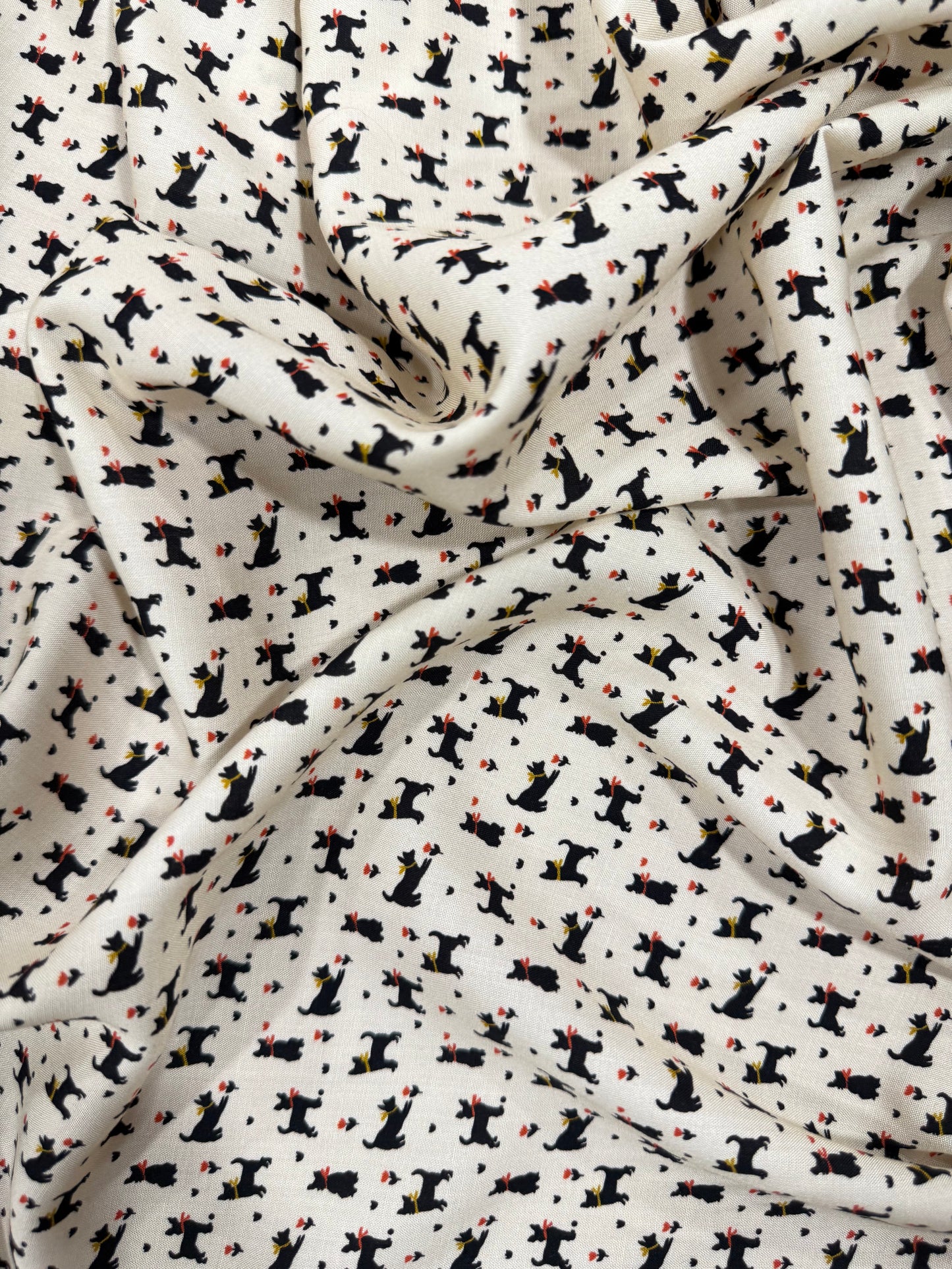 Detalle del estampado de perros de la viscosa - Arte con Telas