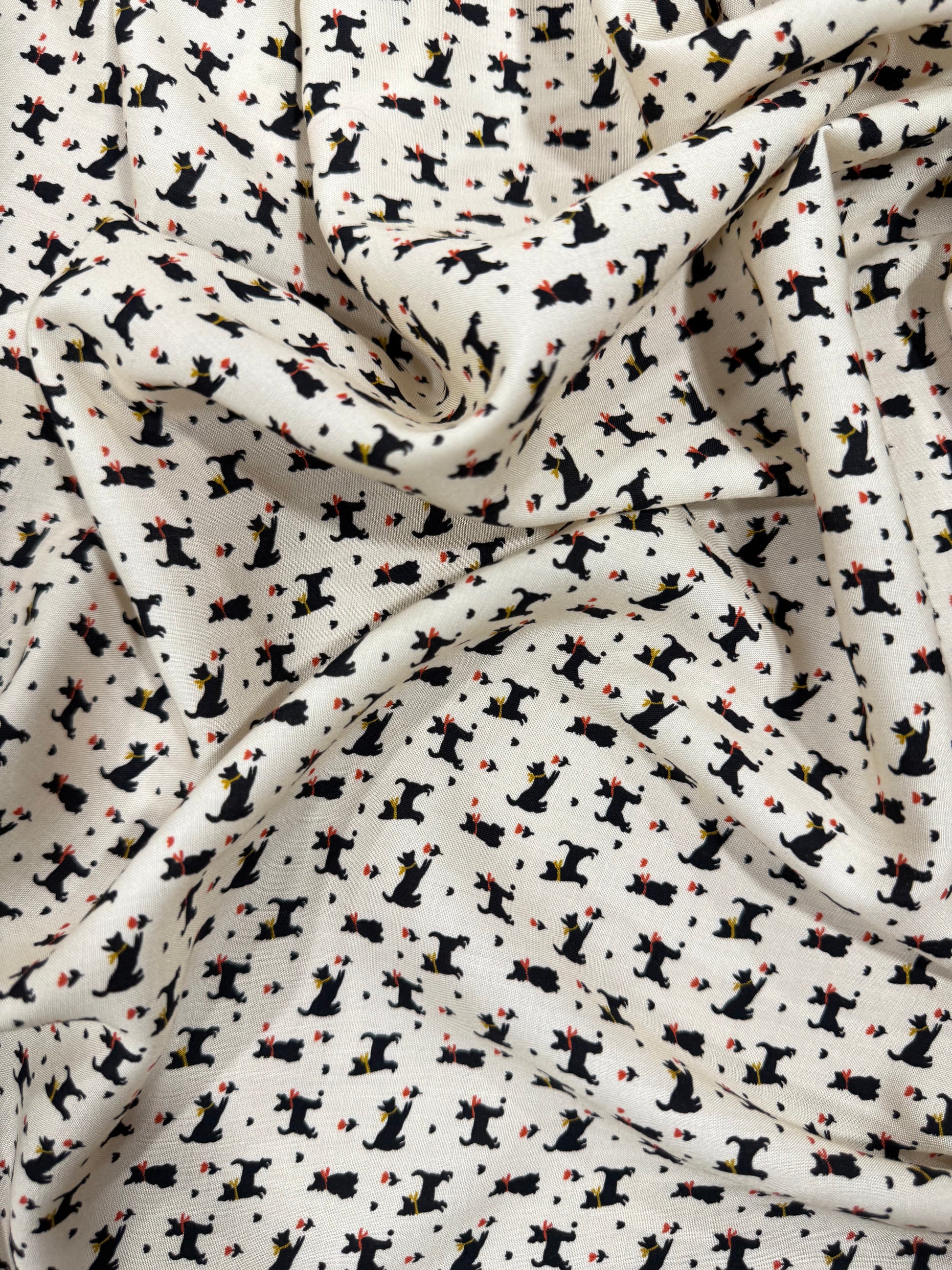 Detalle del estampado de perros de la viscosa - Arte con Telas