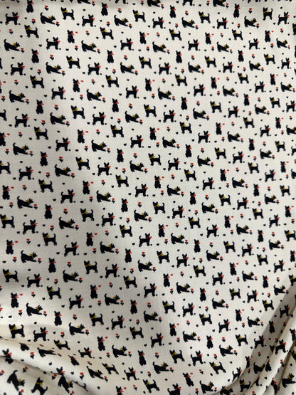 Muestra del estampado de perros sobre viscosa - Arte con Telas