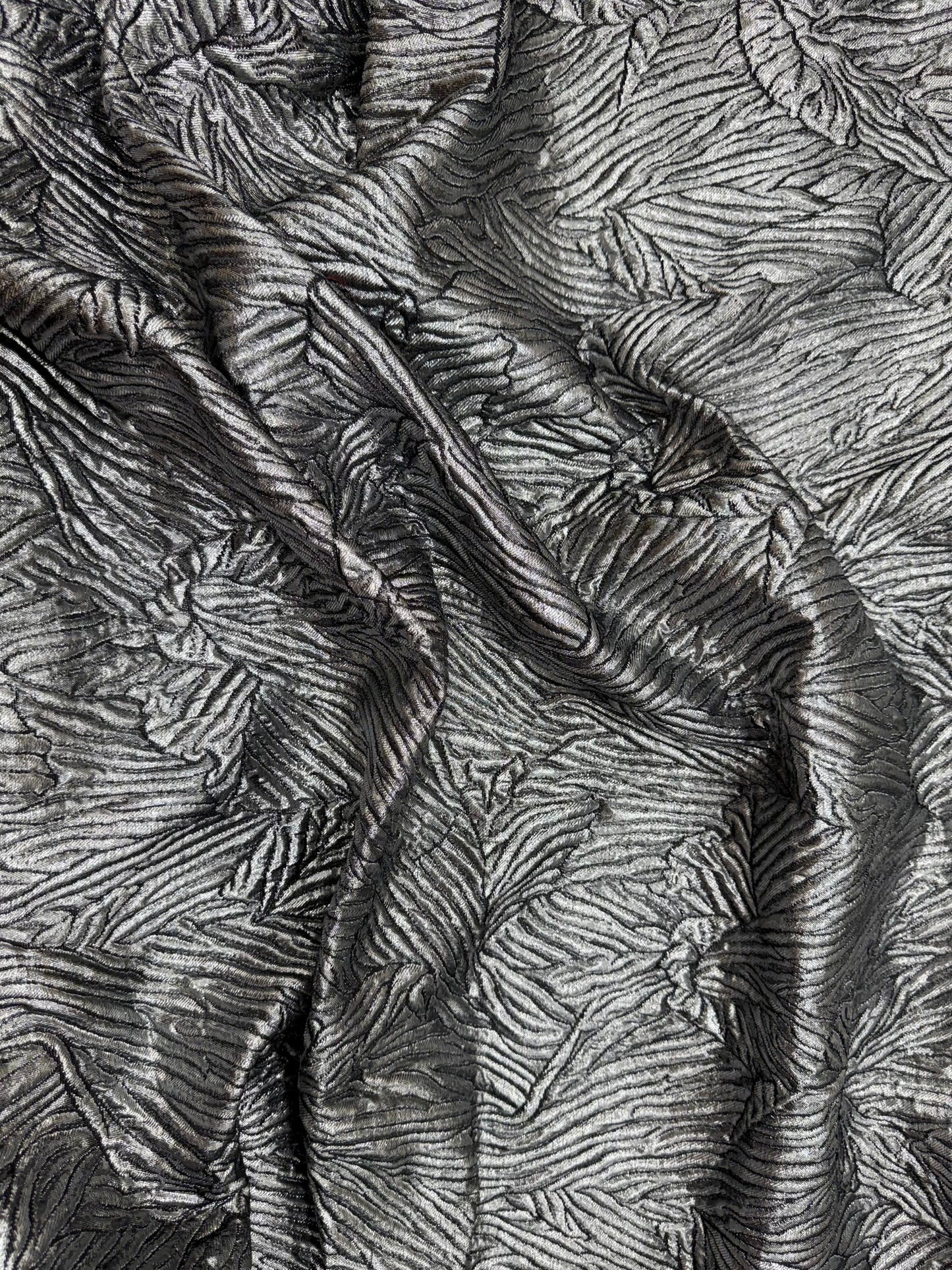 Detalle del brillo metalizado del jacquard plata - Arte con Telas