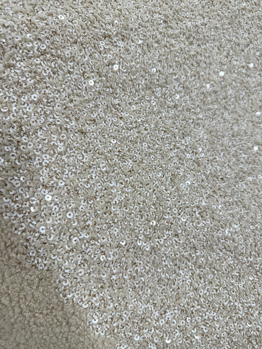 Bucle beig con lentejuelas - detalle de los rizos y el brillo