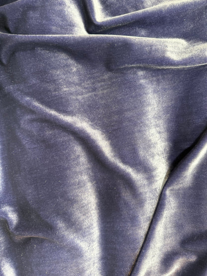 Tela terciopelo color lavanda, detalle de la caída del tejido - Arte con Telas