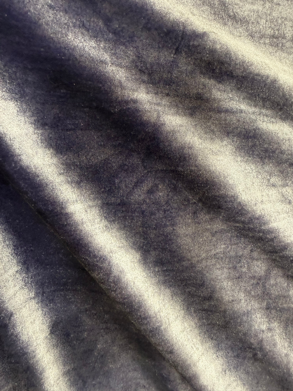 Tela terciopelo color lavanda, vista del brillo suave del terciopelo - Arte con Telas