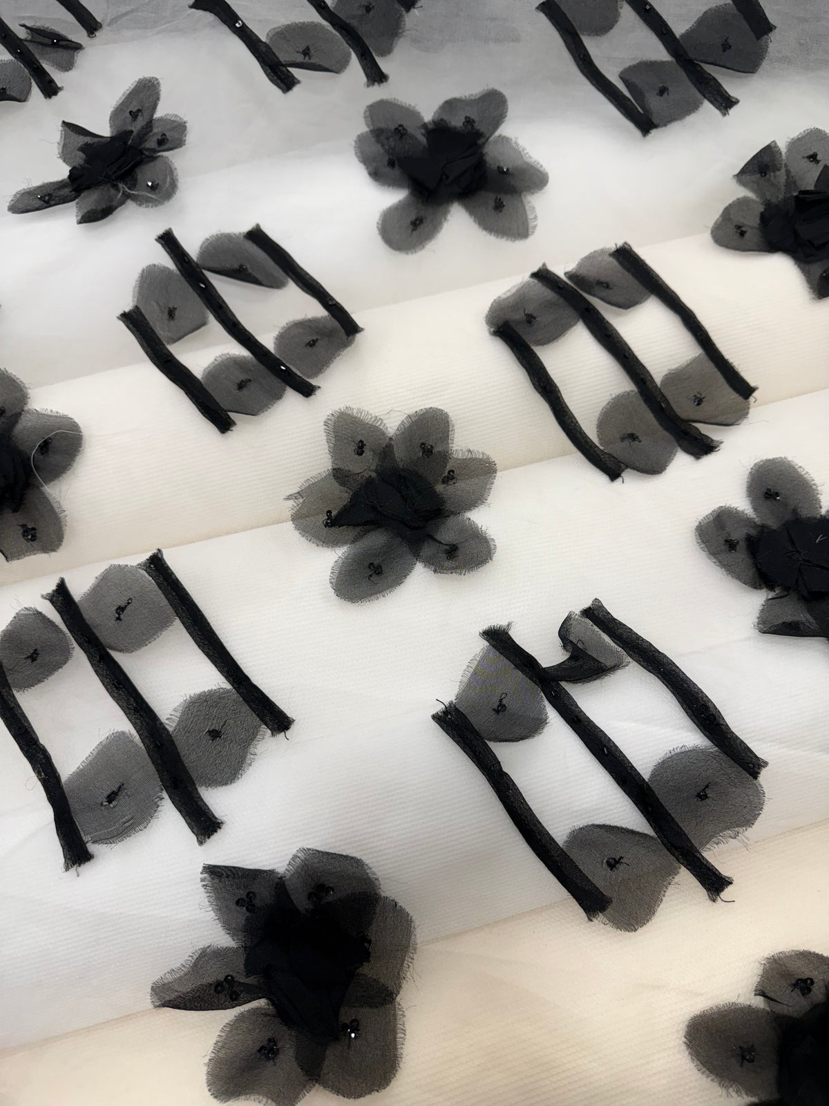 ORGANZA SEDA BORDADA FLORES NEGRAS