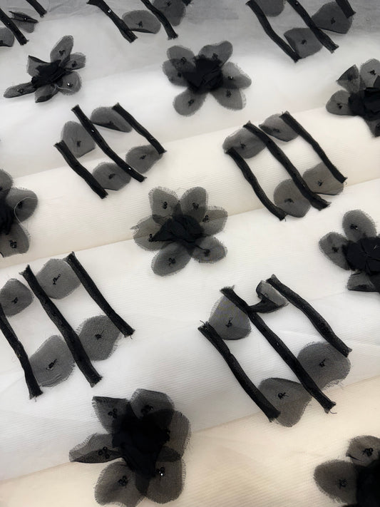 ORGANZA SEDA BORDADA FLORES NEGRAS
