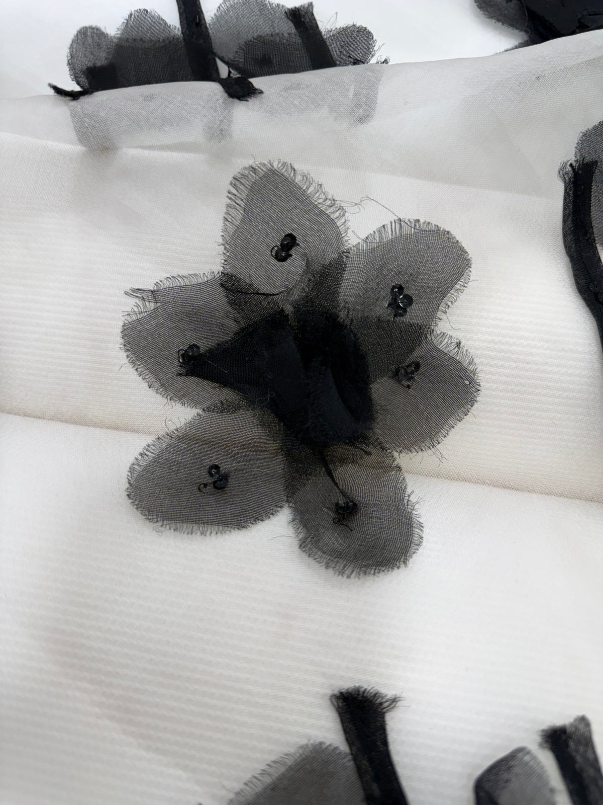ORGANZA SEDA BORDADA FLORES NEGRAS