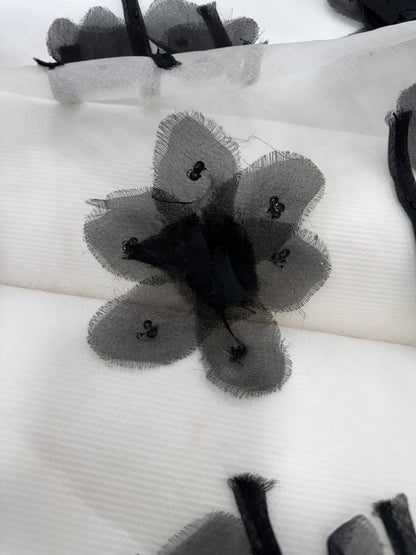 ORGANZA SEDA BORDADA FLORES NEGRAS