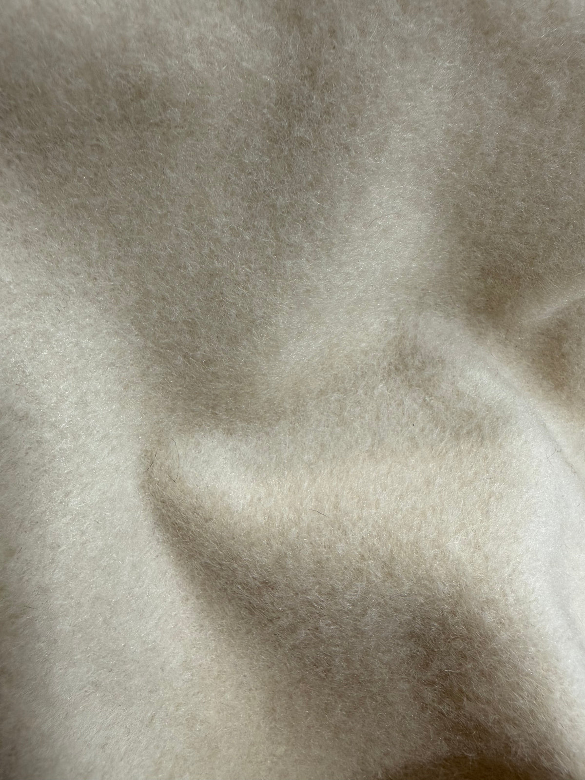 Tela de pelo Ovejita blanco roto, detalle de la caída del tejido - Arte con Telas