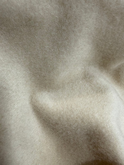 Tela de pelo Ovejita blanco roto, detalle de la caída del tejido - Arte con Telas